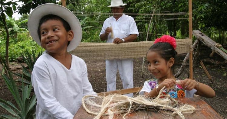 Comida local de familia maya y playa