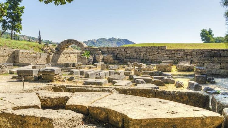 Sitio Olympia y danzas folclóricas con mezes griegos