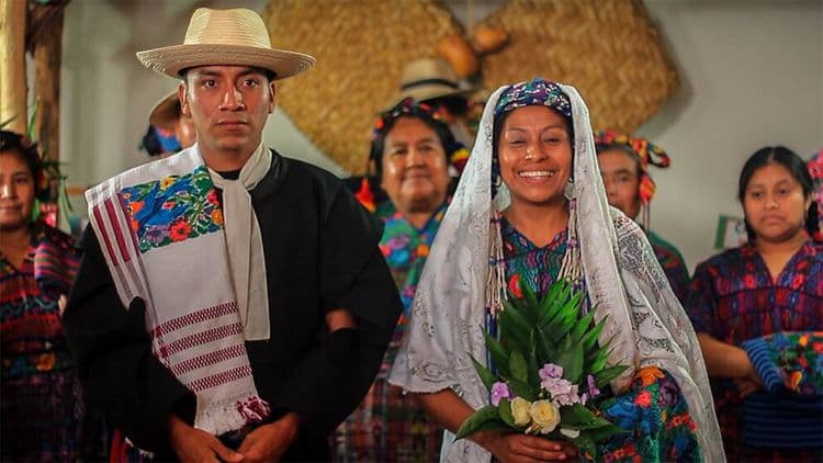 Ceremonia tradicional de boda maya y turismo en Antigua