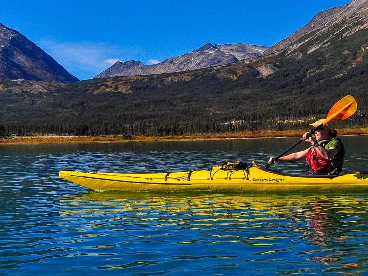 Experiencia en kayak en el lago alpino y tren White Pass