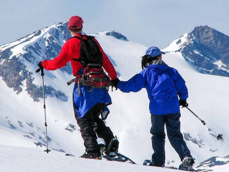 Experiencia en tren con raquetas de nieve alpinas y White Pass