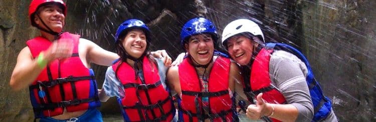 Aventura en Damajagua: barranquización en cascadas y natación en cavernas (un tour en grupo pequeño)