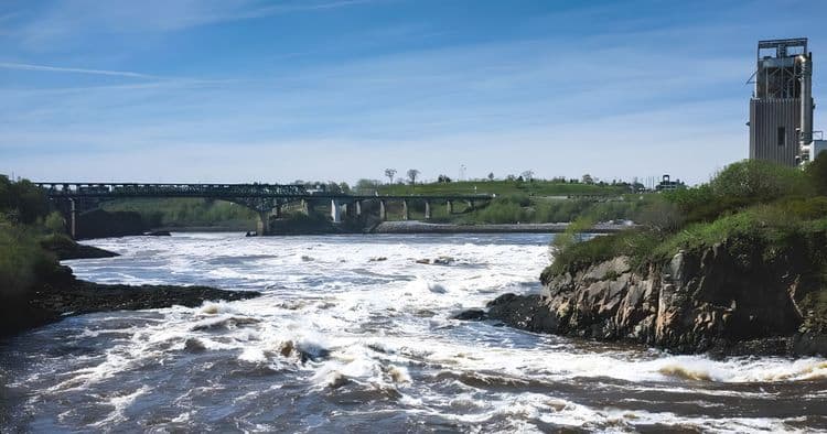 Skywalk y los rápidos de las cataratas que retrocede