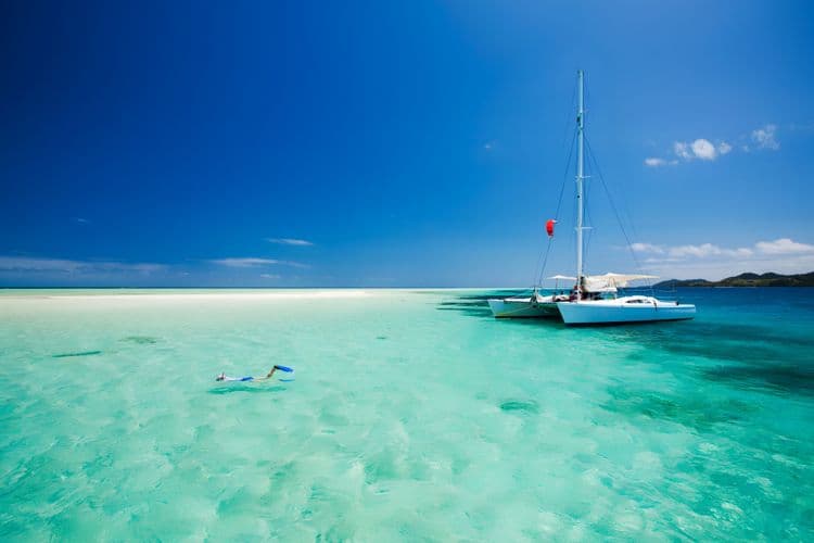 Vela en catamarán, snorkel y playa