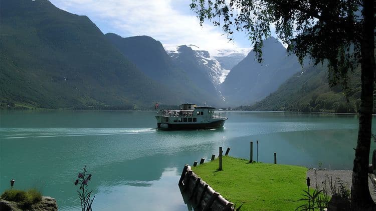 Cruise on Lake Loen