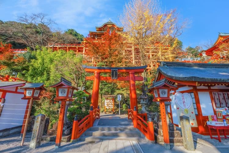 Santuario Yutoku Inari y Sereno Jardín Japonés
