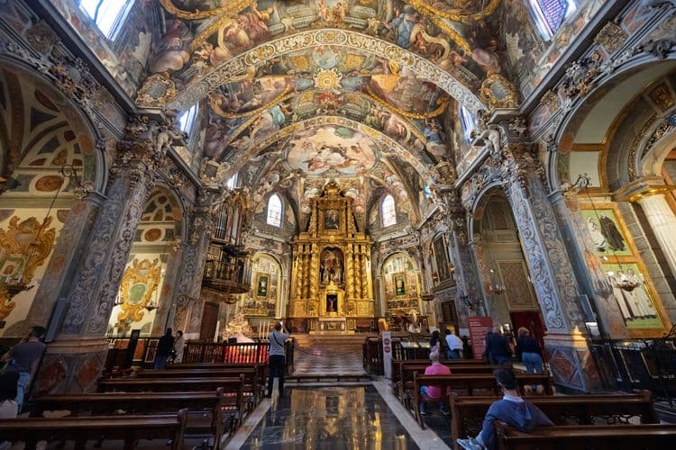 Valence avec style : visite en voiture d'époque, beauté baroque et tapas