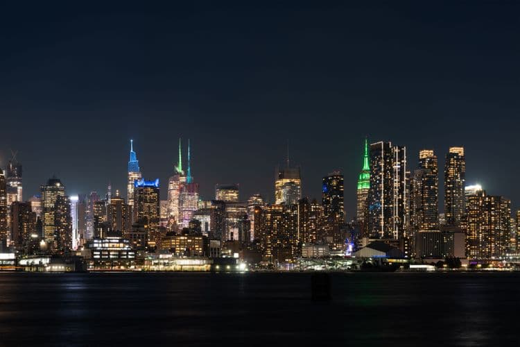 Luces de la ciudad y el edificio Empire State por la noche