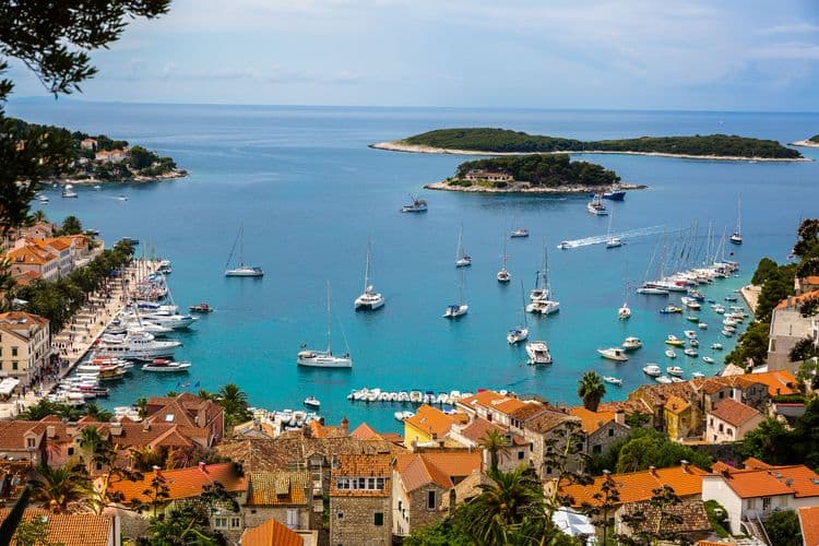 Descubriendo la isla de Hvar en lancha