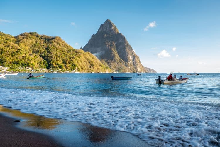 Tour en lancha rápida a los Pitons y snorkel