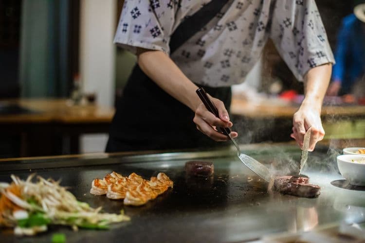 Tokyo le soir avec un dîner de style teppanyaki