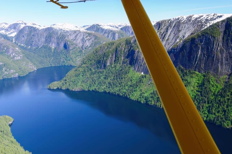 Vuelo privado de los fiordos brumosnos y aterrizaje en el lago — 10 plazas