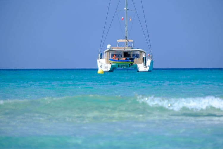 Expérience intime de navigation en catamaran avec tapas