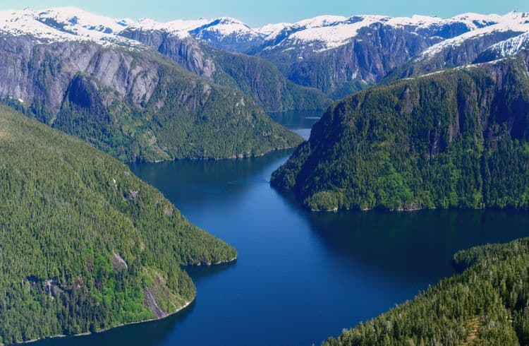 Acantilados de granito y lagos glaciales: vuelo de los fiordos brumoso