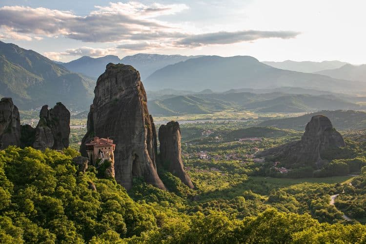 Maravillas monásticas de Meteora: Un viaje de alturas espirituales y dominio fotográfico